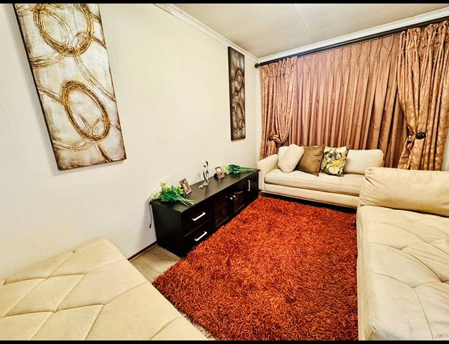 2 BEDROOM FLAT FOR SALE IN MAROELADAL